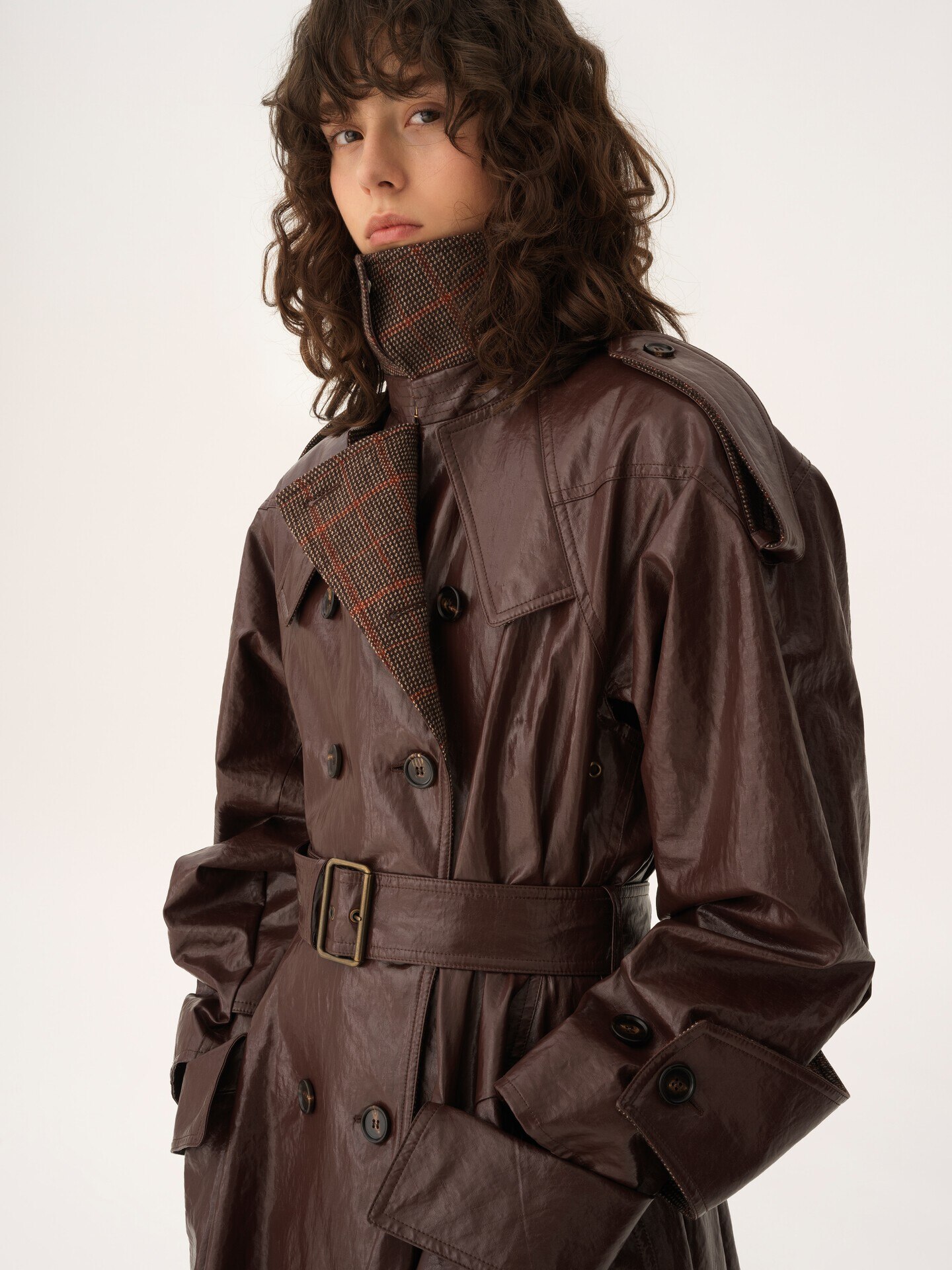 Double-breasted long riding coat in coated linen - 7