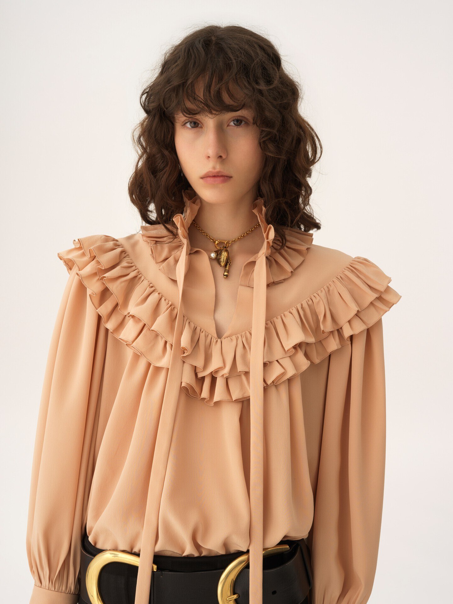Top con volantes oversize con cuello redondo de crep&eacute; de seda china - 10