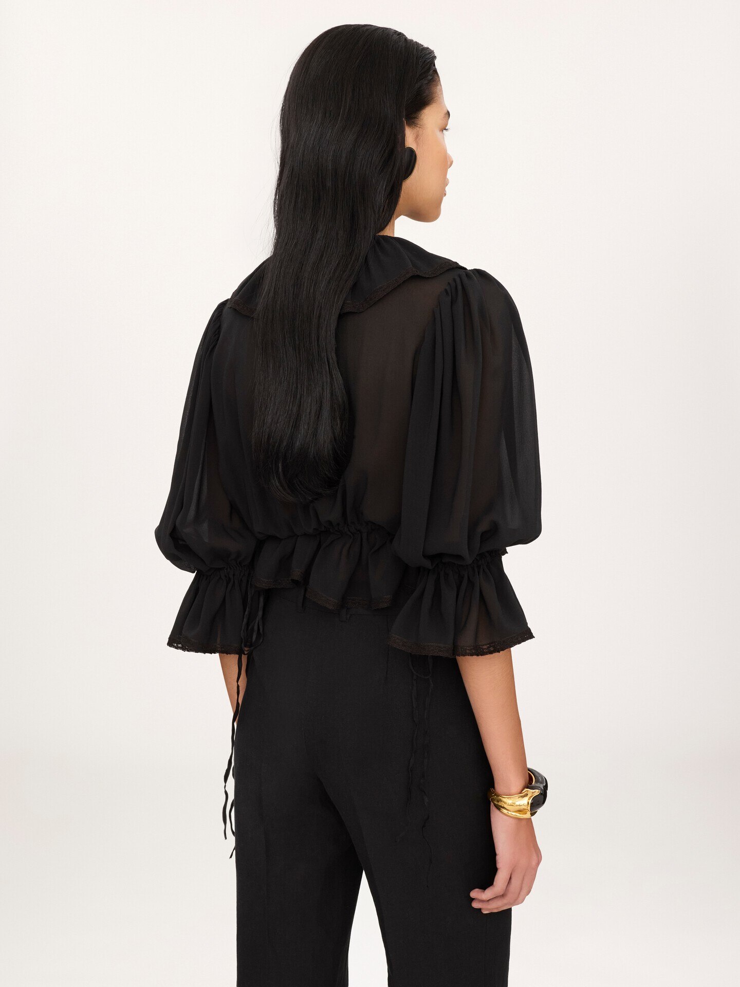 Top cropped con volantes y cuello en&nbsp;V de georgette de seda y encaje - 5