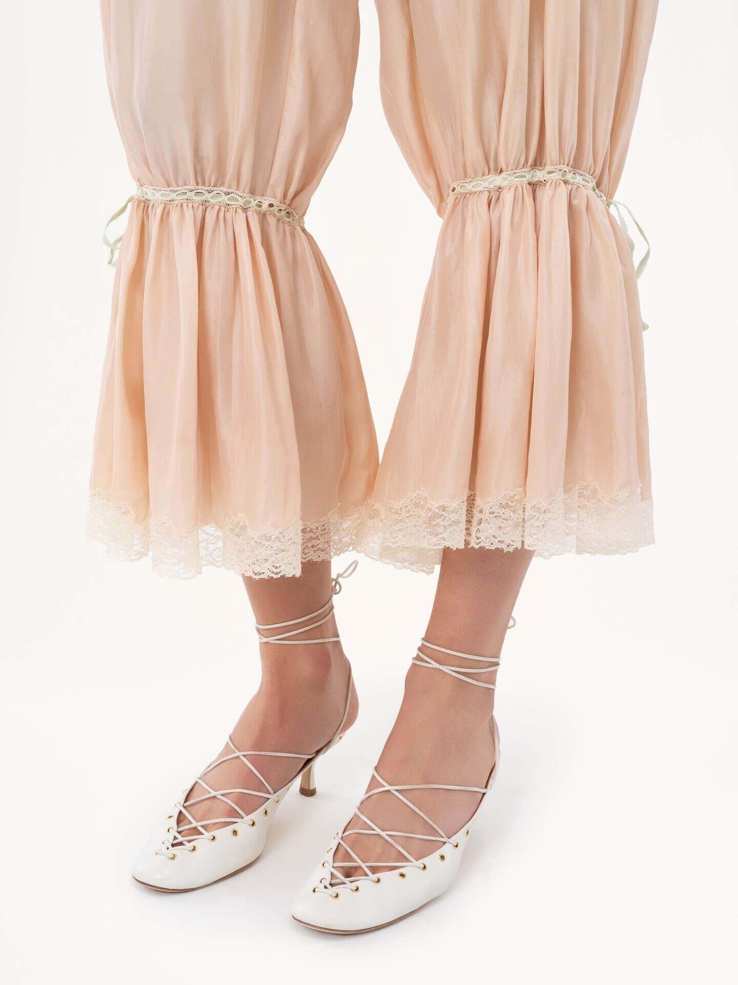 Fluid cropped trousers in washed silk pong&eacute; & lace - 6