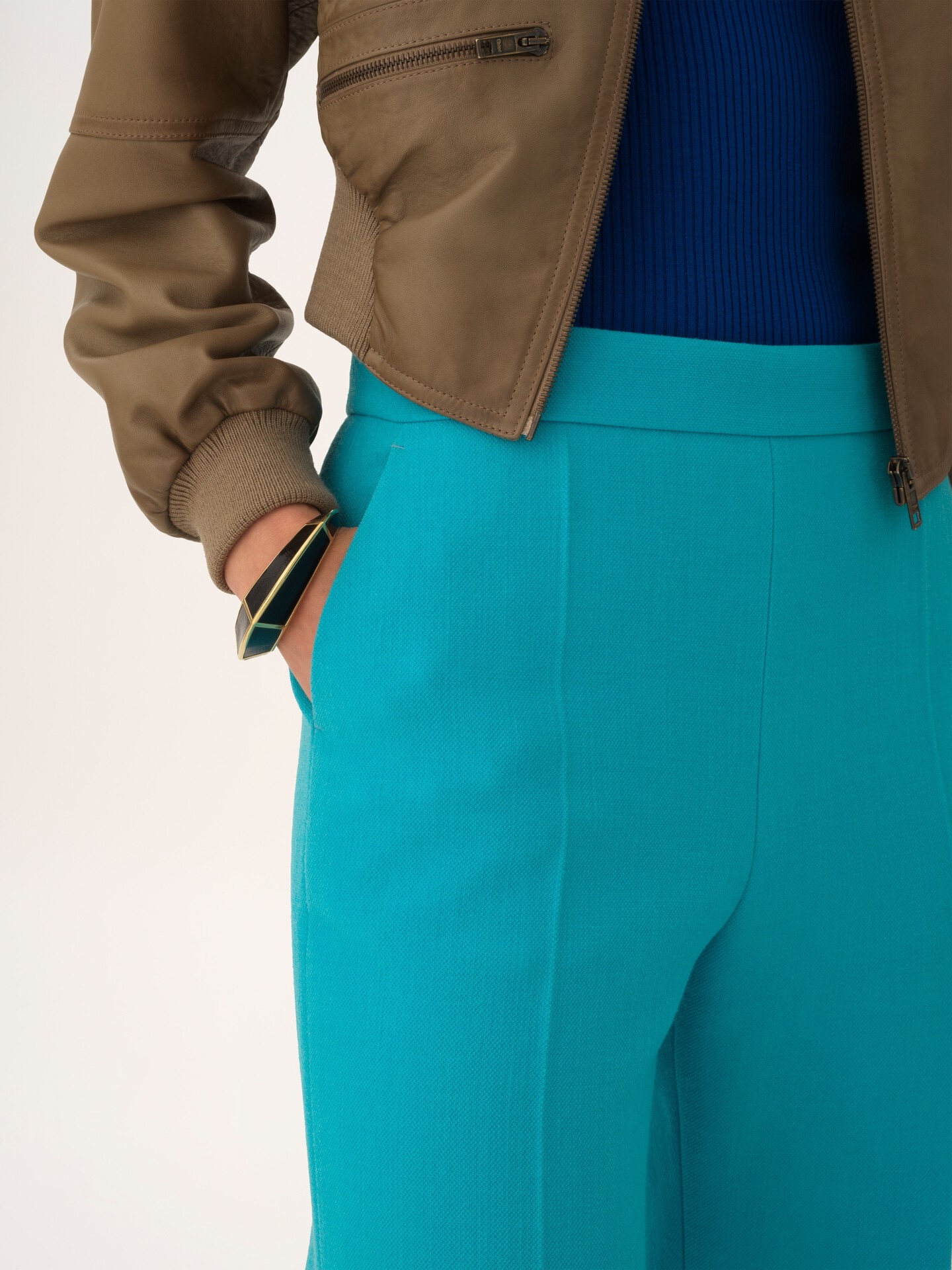 Straight cropped trousers in wool crêpe - 7