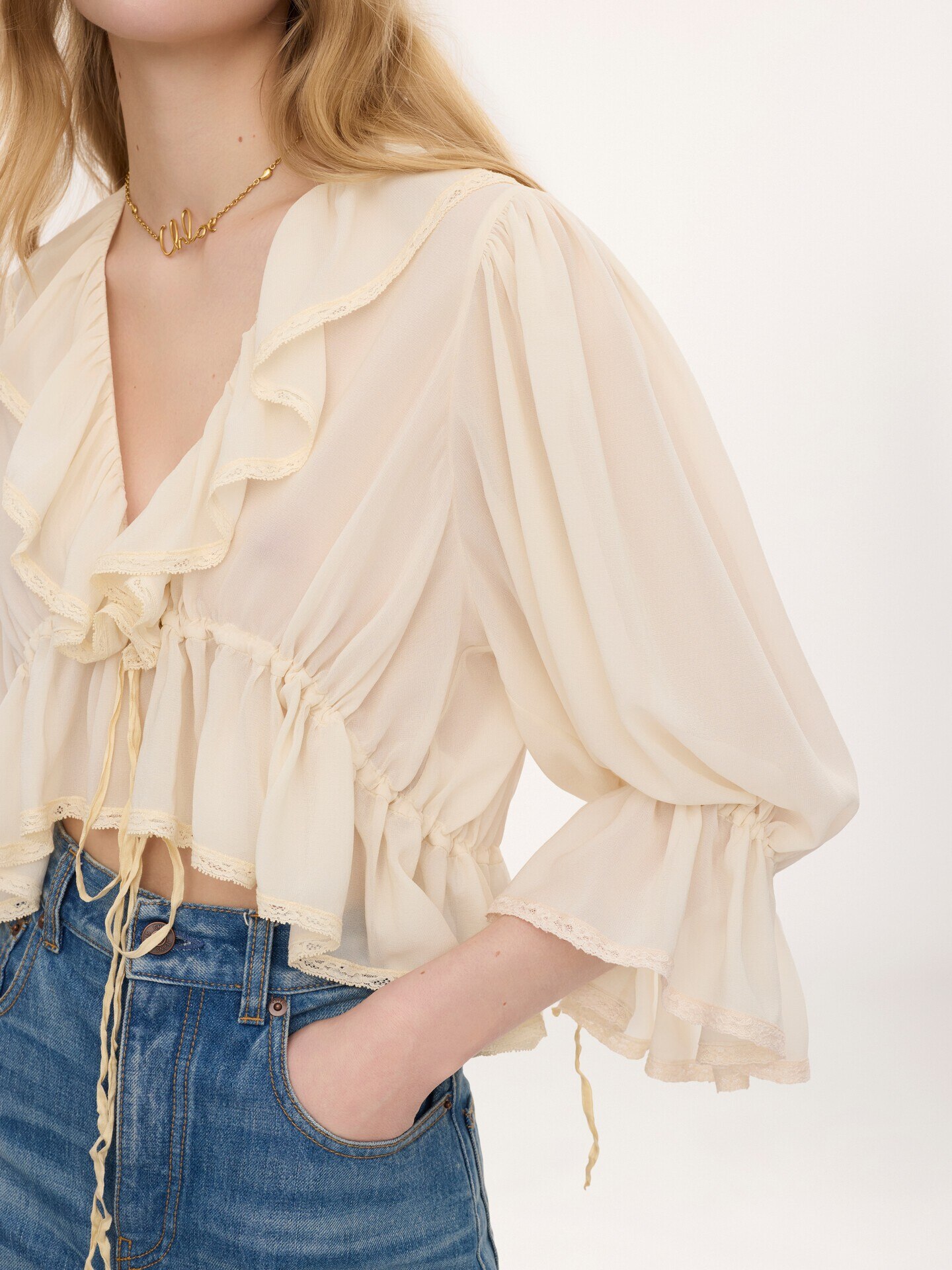 Top cropped con volantes y cuello en&nbsp;V de georgette de seda y encaje - 7