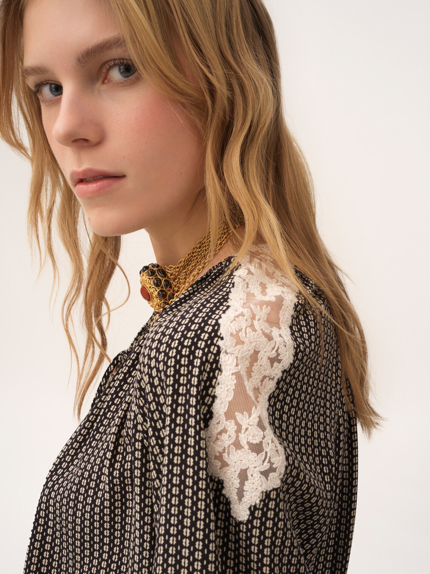 Open-neck top in crêpe de chine & lace - 6