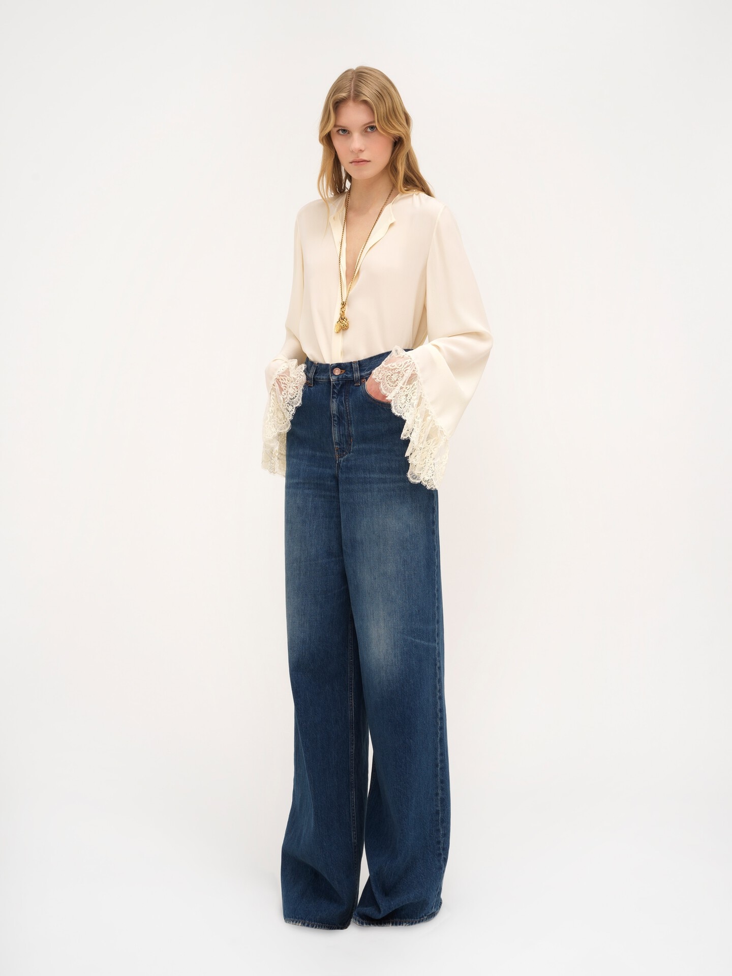 Collarless fluid blouse in cr&ecirc;pe de chine - 3