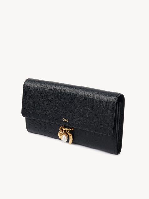 Cartera larga con solapa Chlo&eacute; Charms de cuero granulado