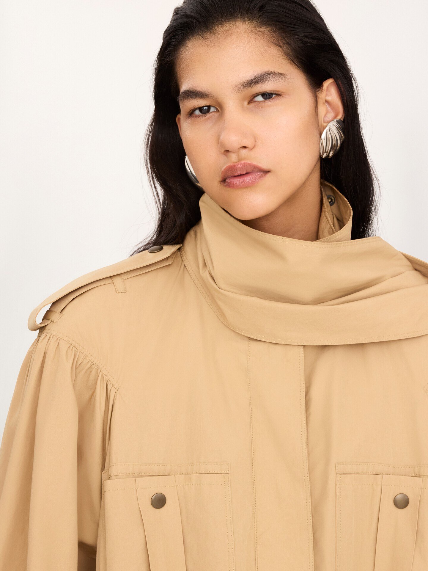 Gabardina de cuello alto fruncida de popelina de algod&oacute;n - 7
