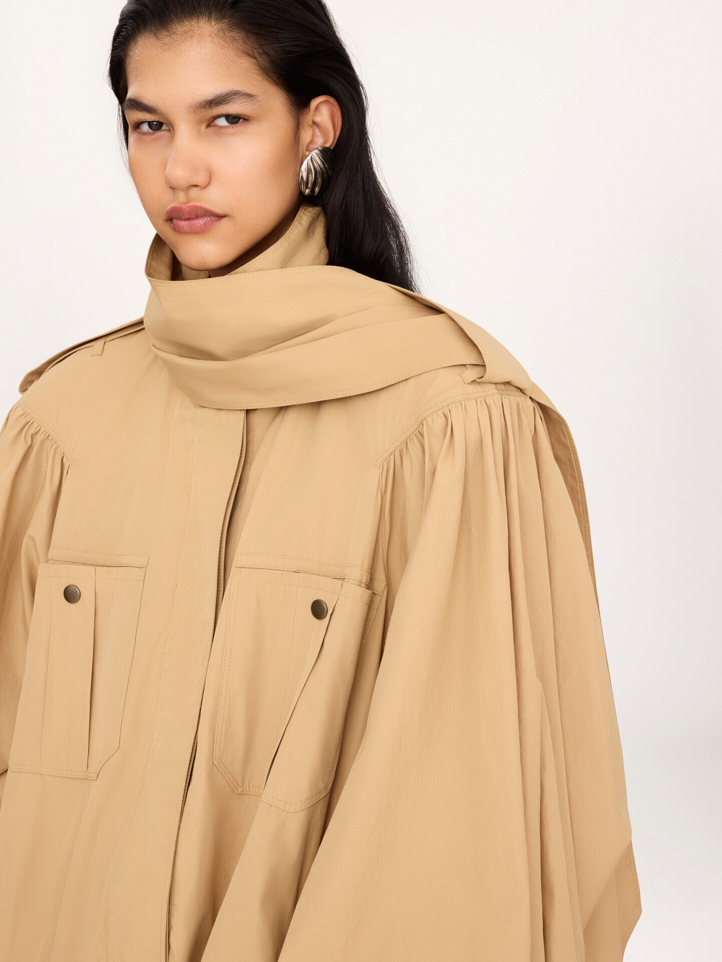 Gabardina de cuello alto fruncida de popelina de algod&oacute;n - 4