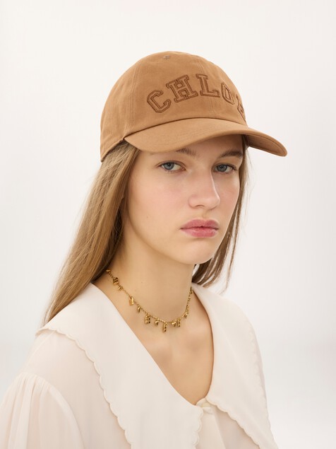 Gorra Chlo&eacute; Signature de algod&oacute;n