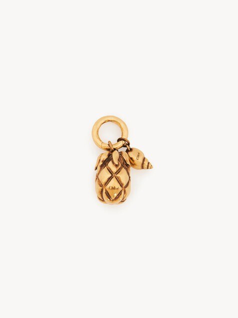 The Chlo&eacute; Shells charm