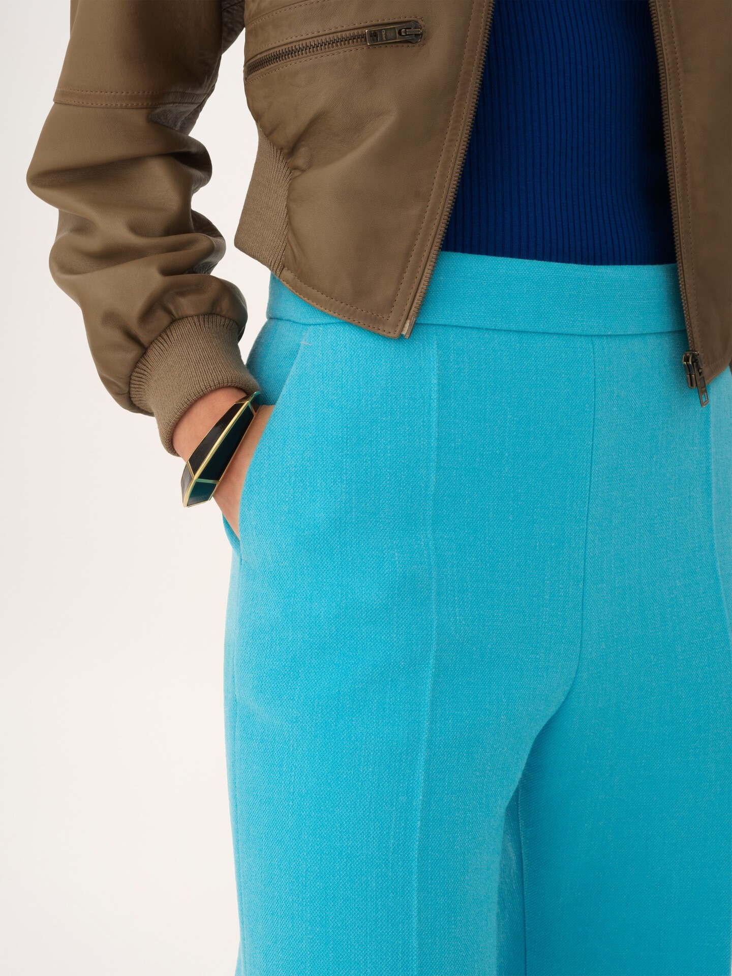 Straight cropped trousers in wool cr&ecirc;pe - 8