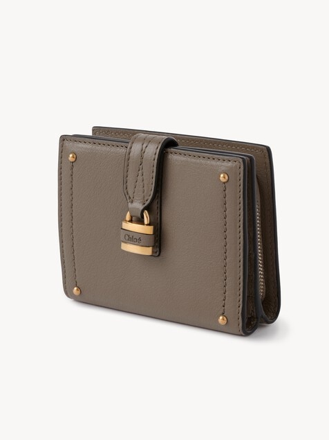 Cartera cuadrada Paddington de cuero granulado