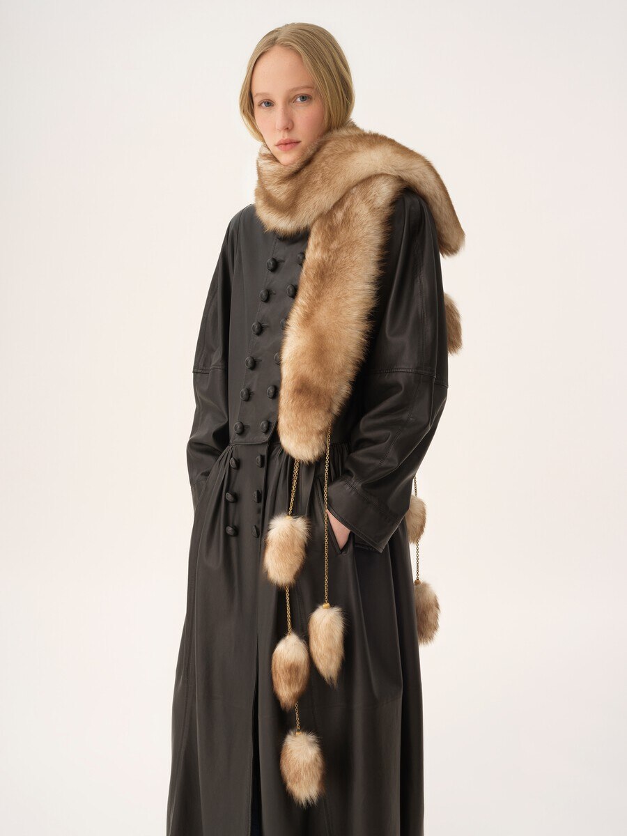 The Treasure Tails scarf in shearling - 2