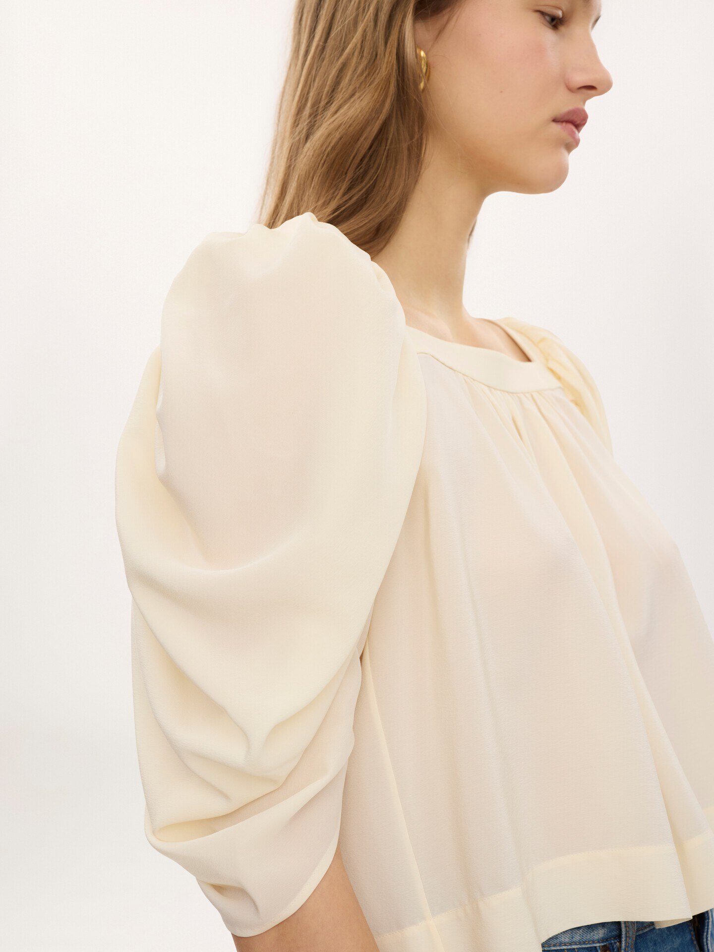 Puff-sleeve pleated top in cr&ecirc;pe de chine - 6