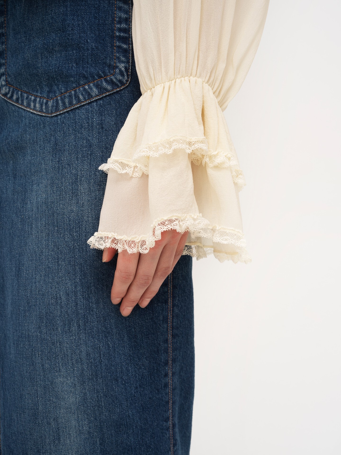 Top fruncido con cuello en&nbsp;V de georgette de seda - 8