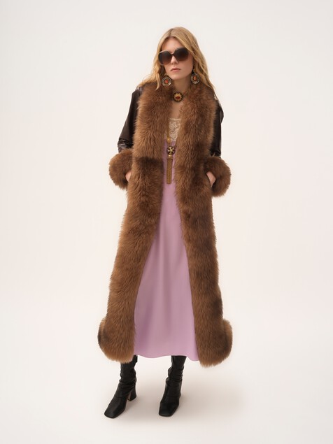 Long column coat in leather