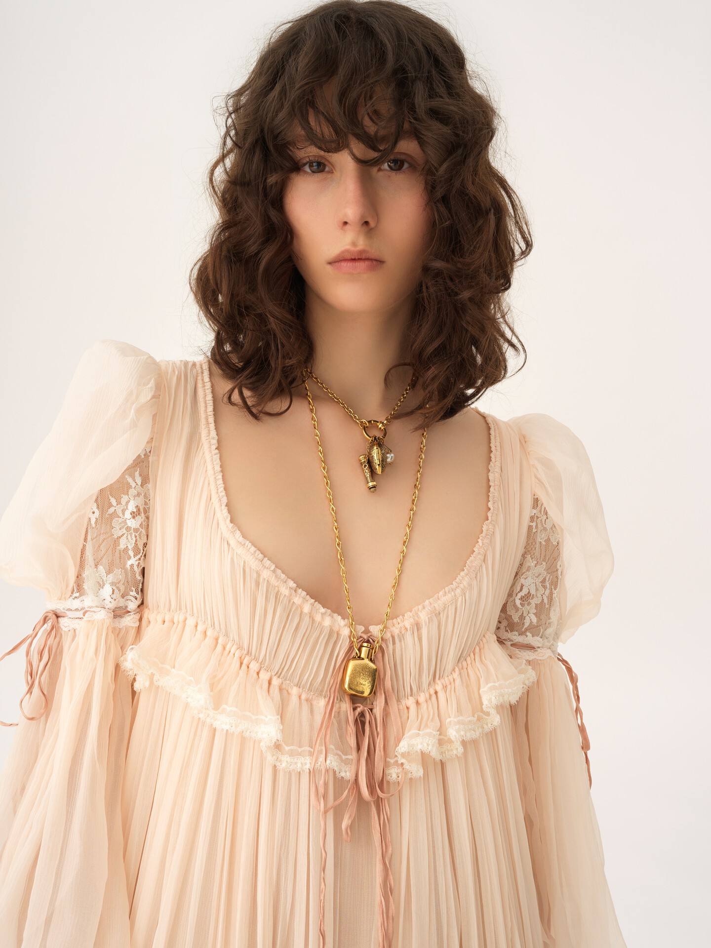 Vestido largo oversize con volantes de muselina de seda y encaje - 7