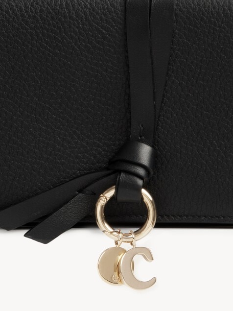 Cartera con solapa Alphabet de cuero granulado