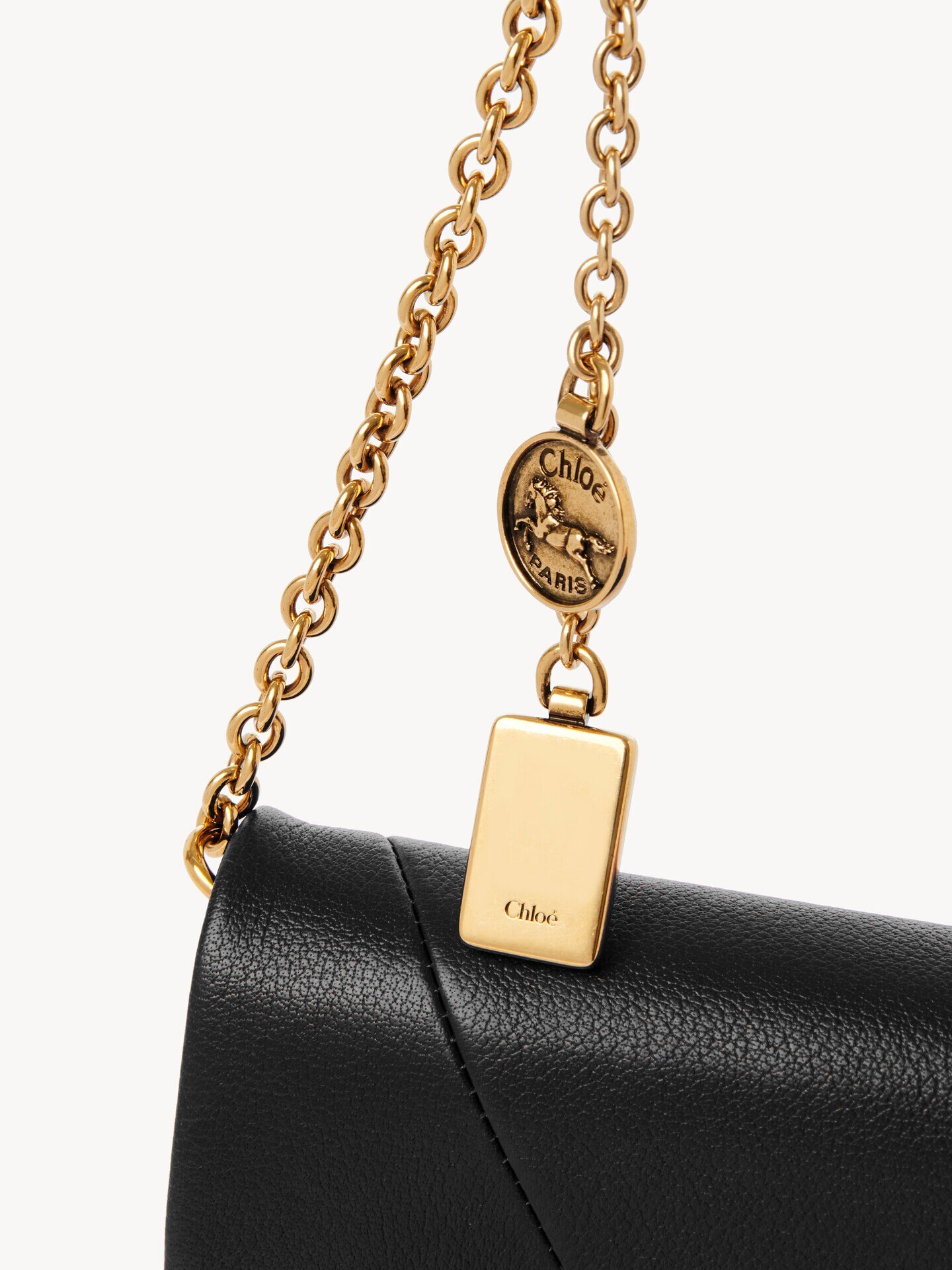 Chloé Spin flap wallet on chain in grained leather - 7