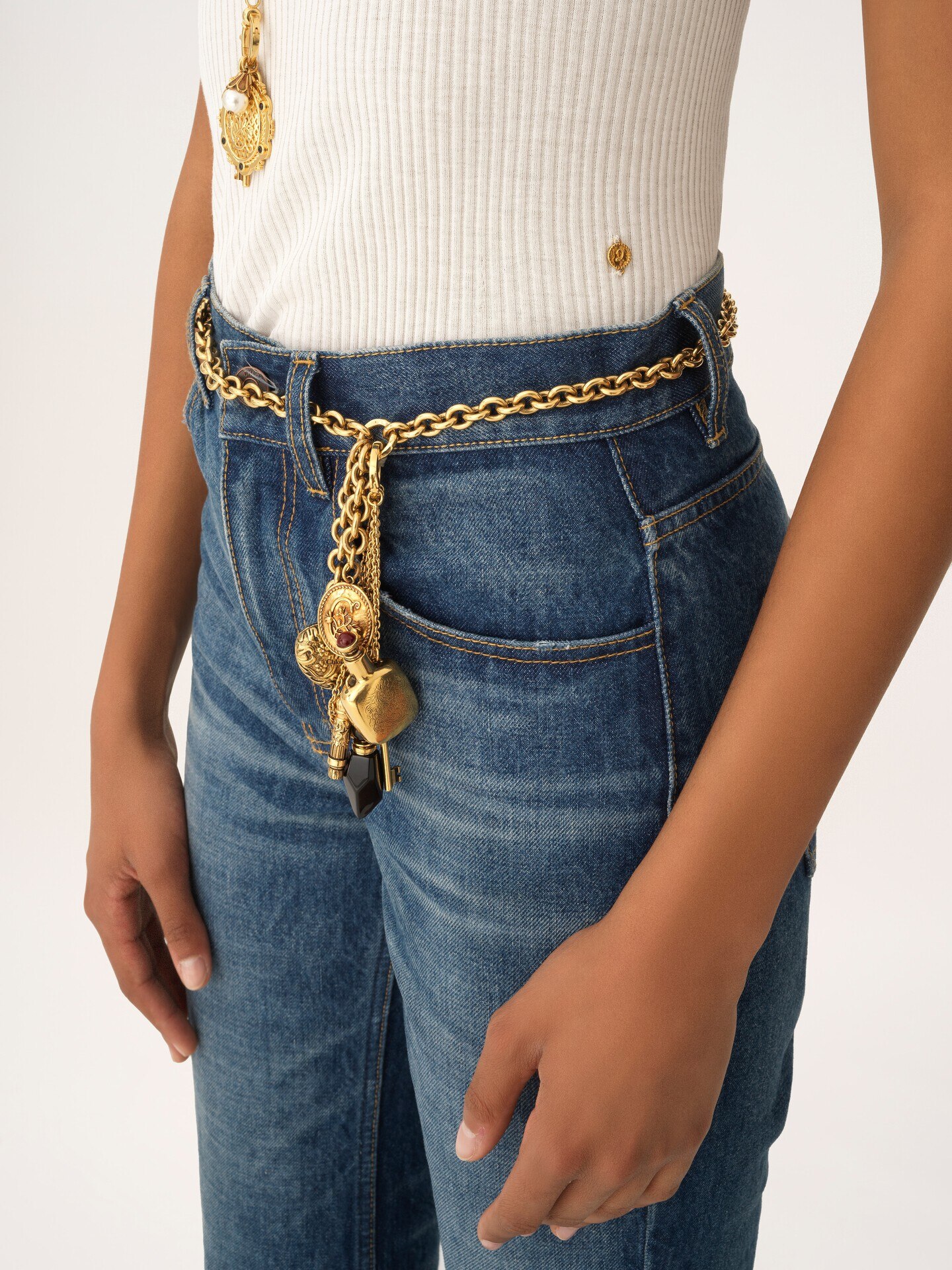 Scoop-neck fitted T-shirt in cotton - 6