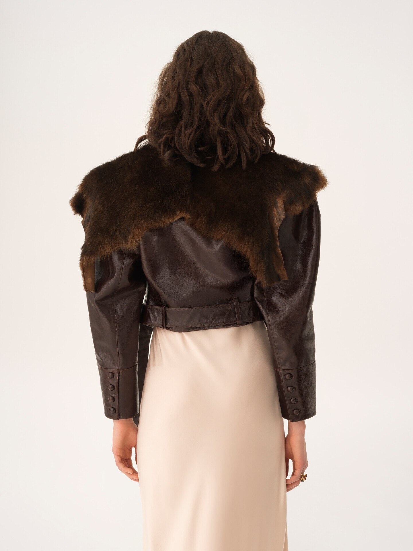 Chaqueta ajustada cropped de cuero - 7