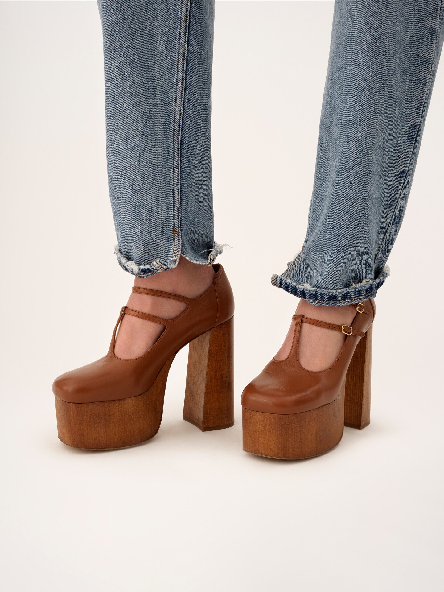 High-rise tapered jeans in denim - 7