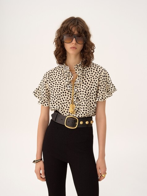 Short-sleeve ruffle top in cr&ecirc;pe de chine