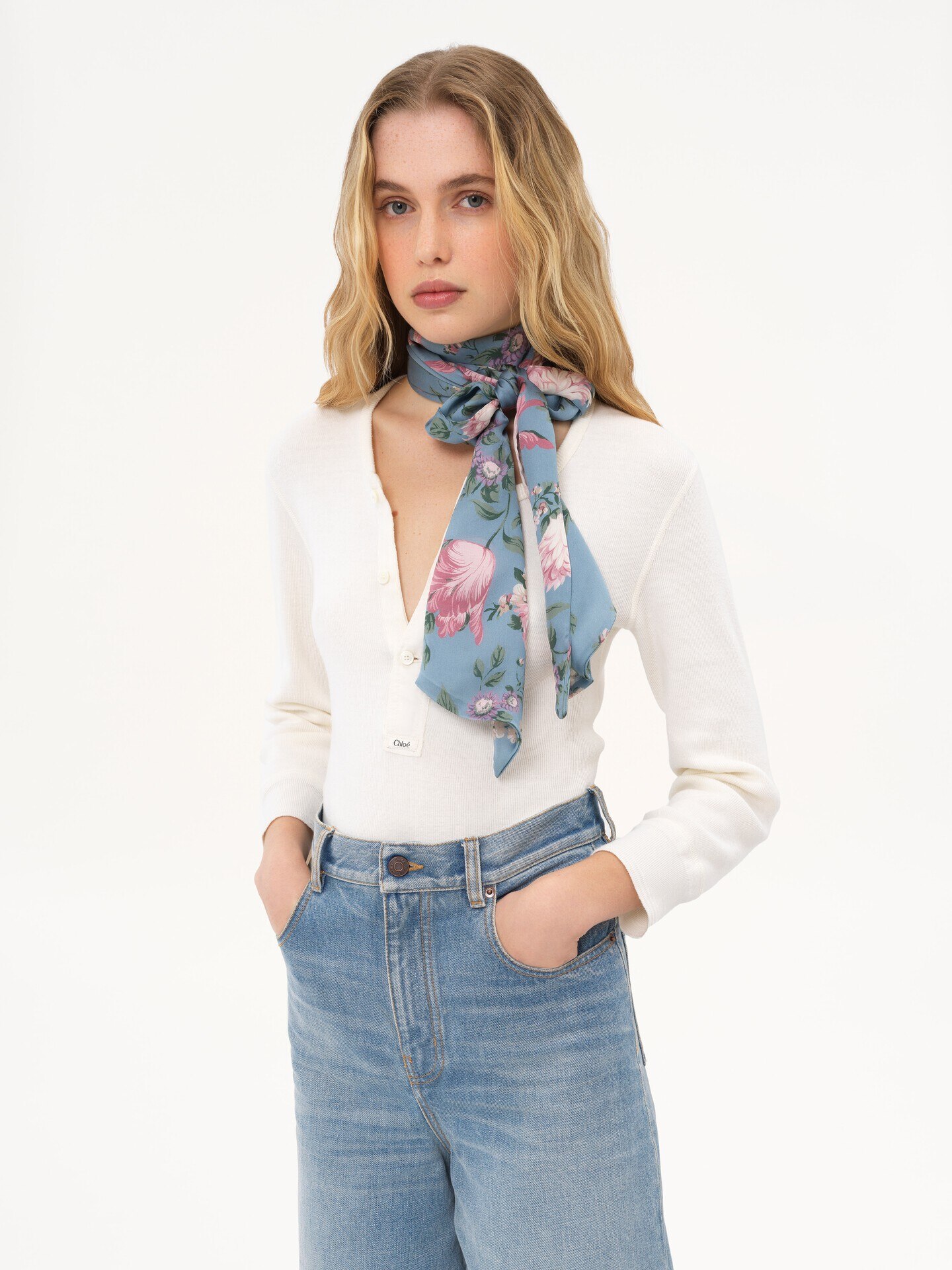 The Chlo&eacute; Peonies wide bandeau scarf in silk charmeuse - 3