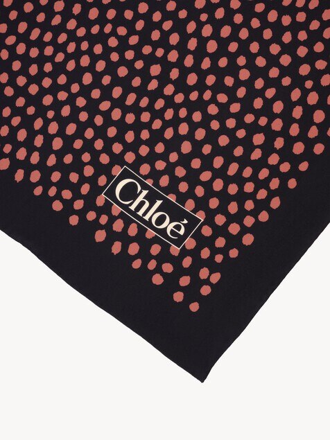 Pa&ntilde;uelo cuadrado Chlo&eacute; Spotted de seda