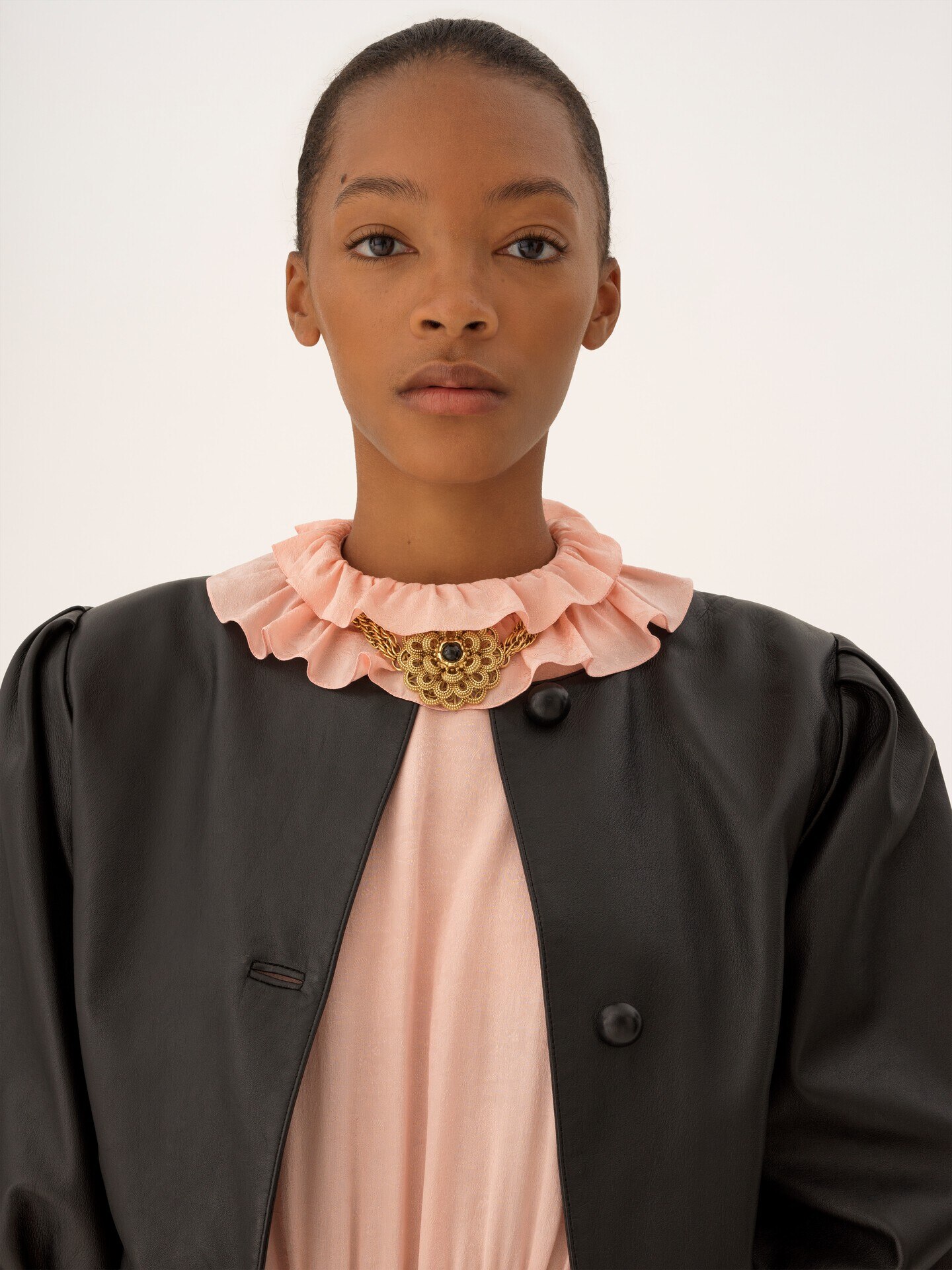 Cropped collarless jacket in leather - 9