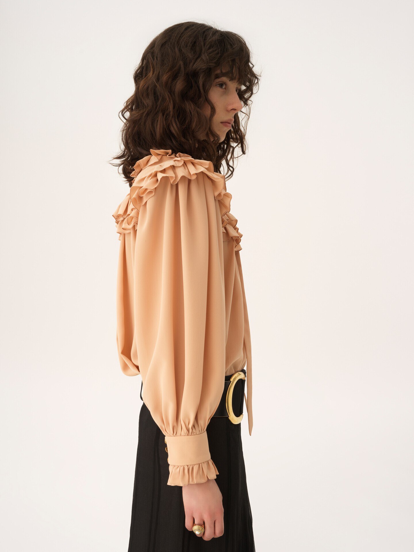 Top con volantes oversize con cuello redondo de crep&eacute; de seda china - 9
