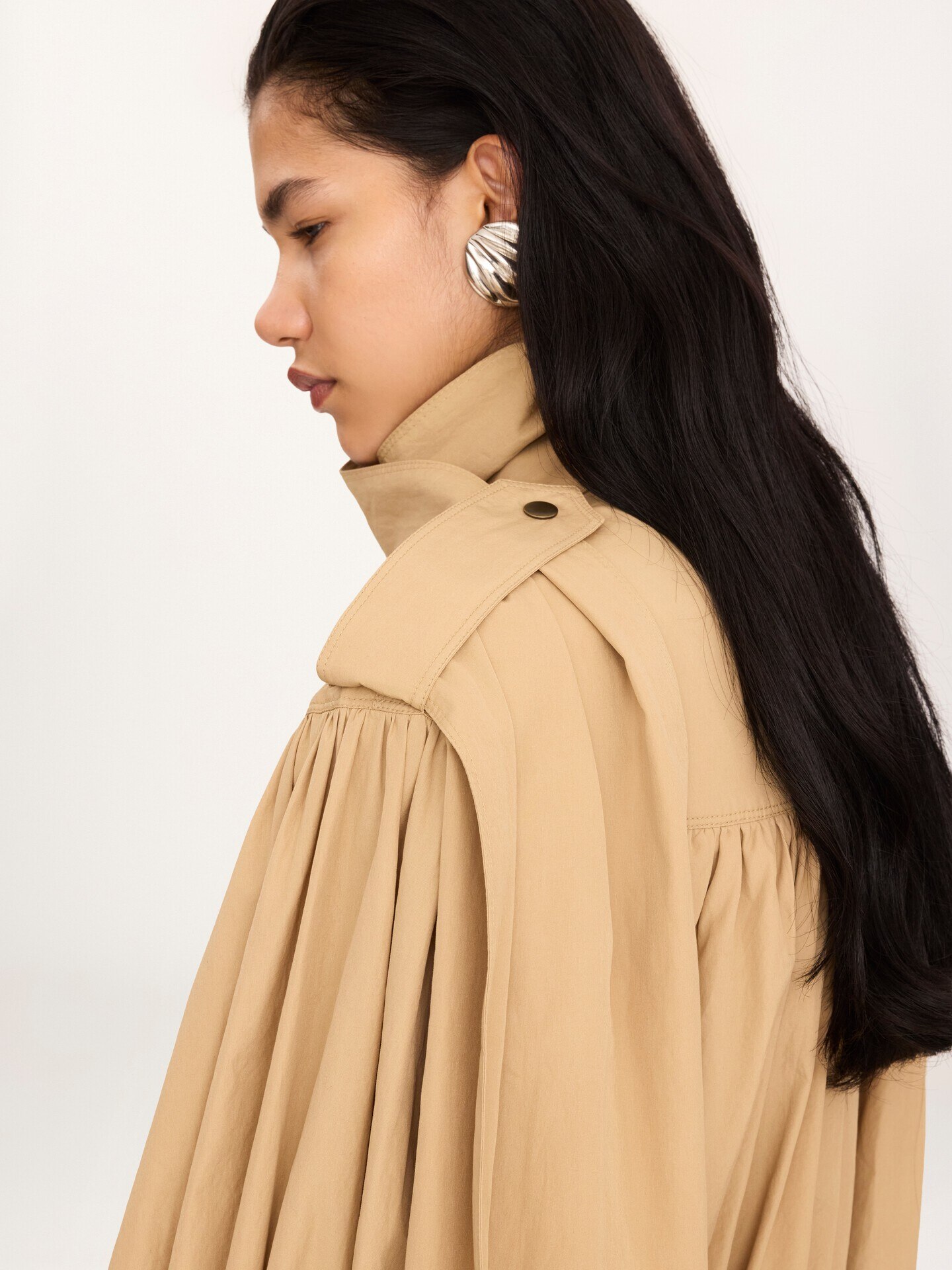 Gabardina de cuello alto fruncida de popelina de algod&oacute;n - 8