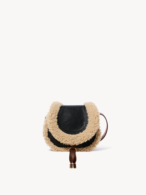 Bolso saddle Marcie peque&ntilde;o de cuero de borrego y cuero granulado