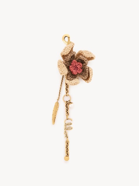 Charm para bolso Chlo&eacute; Symbols Flower de rafia y lat&oacute;n