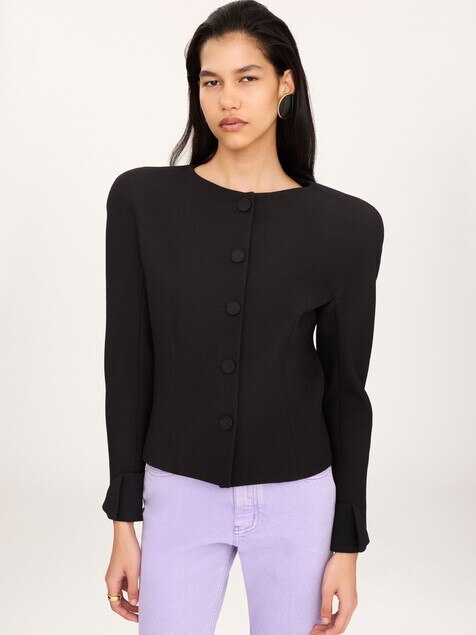 Collarless fitted jacket in wool cr&ecirc;pe