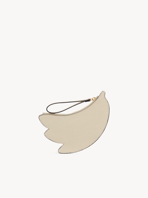 Banana flat pouch in grained leather